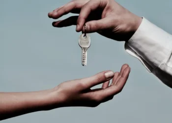 Yeni Taktiklerle Emlak Dolandırıcılığı: Hem Alıcı Hem Satıcıyı Aynı Anda Kandırıyorlar!