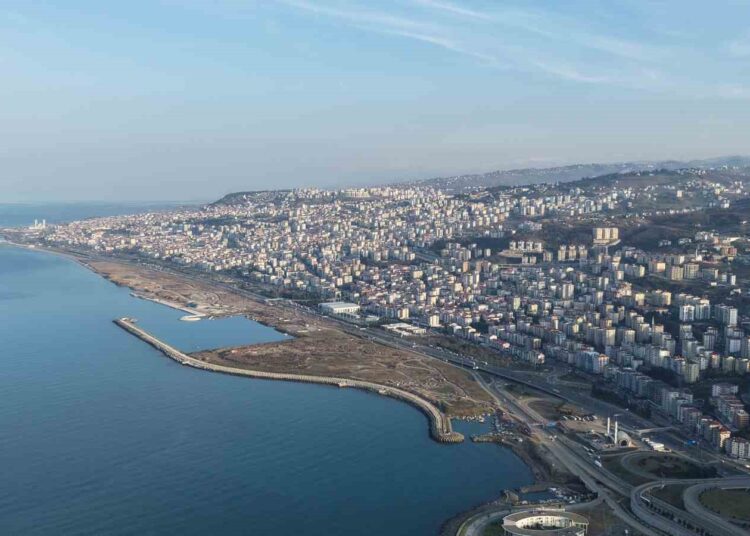 TRABZON’DA KONUT YERLEŞİMİ SAHİL BANDINDA YOĞUNLAŞAN YAPILAŞMADAN YAMAÇLARA DOĞRU YÖN DEĞİŞTİRİRKEN, KENTİN COĞRAFİ SINIRLARI ŞEHİRLEŞMENİN ROTASINI BELİRLİYOR. BİR DÖNEM YOĞUN ŞANTİYE FAALİYETLERİNİN GÖRÜLDÜĞÜ KENTTE YENİ PROJE SAYISINDAKİ AZALMA, SIFIR KONUT STOKUNU DARALTARAK HEM FİYAT DENGESİNİ HEM DE ŞEHİR SİLUETİNİ ETKİLİYOR. (OZAN KÖSE - TOLGA ŞAHİN/TRABZON-İHA)
