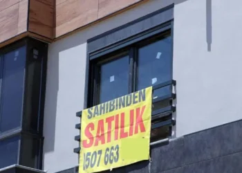 Kiracı Cama ‘Satılık Daire’ Yazısı Asmak Zorunda mı?