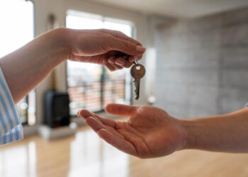 Ev Sahibi ve Kiracı Rehberi: Tahliye ve Zam Çıkmazında Haklarınız Neler?