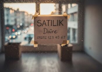 Kiracı Cama ‘Satılık’ İlanı Asmak Zorunda mı? Emlak Dünyasında ‘İlan’ ve ‘Gösterme’ Rehberi