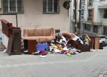 Kiracısının Eşyalarını Gecenin Bir Yarısı Sokağa Attı!