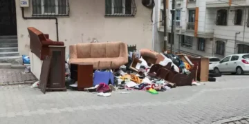 Kiracısının Eşyalarını Gecenin Bir Yarısı Sokağa Attı!