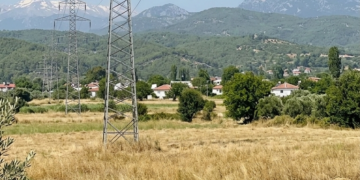 Arazi Alırken Dikkat: İçinden Elektrik Hattı Geçen Taşınmazlar Neden Riskli?