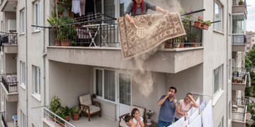 Balkonda Halı Silkelemek Yasak mı?